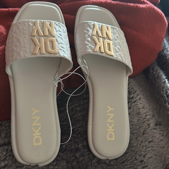 DKNY White Gold Logo Bling Slip On Flat Slides Sandals Size 6.5 - Picture 11 of 12